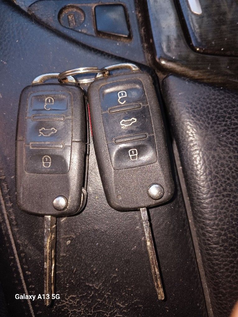 2 Keys For VOLKSWAGEN Can be Program For any VOLKSWAGEN Make Me An Offer For The 2 Keys