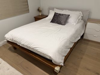 Queen bed set w/ nightstand