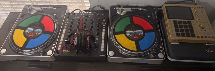 DJ/Producer/ Turntables/ Sampler/ Mixer