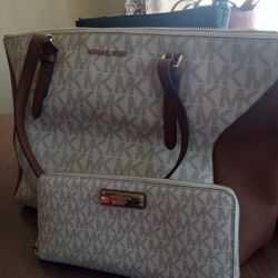 Mk Purse  And Wallet  Large  Pick  Up  In  Clovis  Sunnyside  Herdon 