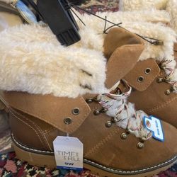New Women’s Boots Size 9W
