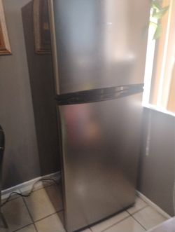 Refrigerator stainless steel and black