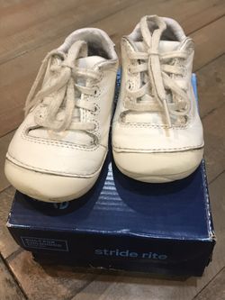Size 4W white Stride Rite early Walker shoes - $10!!