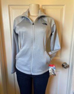 Women’s new north face sweater small