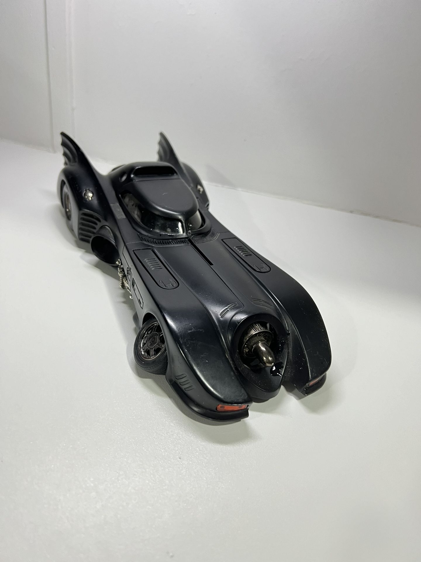 Hot Wheels Batman Batmobile vintage Metal Collection 12” It has a detached tire. Details in photos