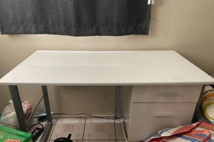 White Table Desk Pick Up Only 