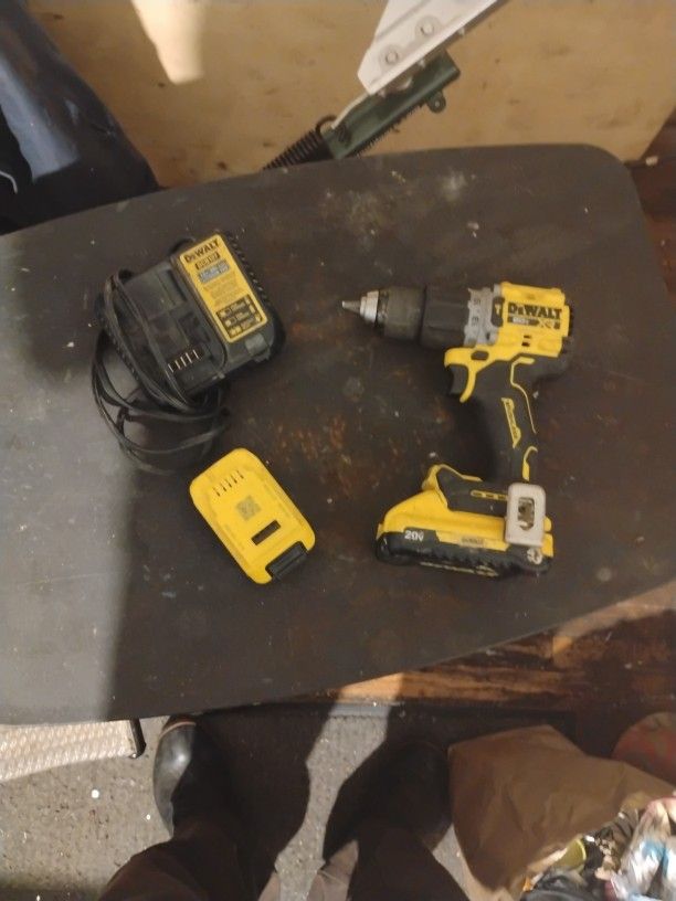 DeWalt 20 Volt 1/2" Cordless Hammer Drill W/Charger And 2 Batteries
