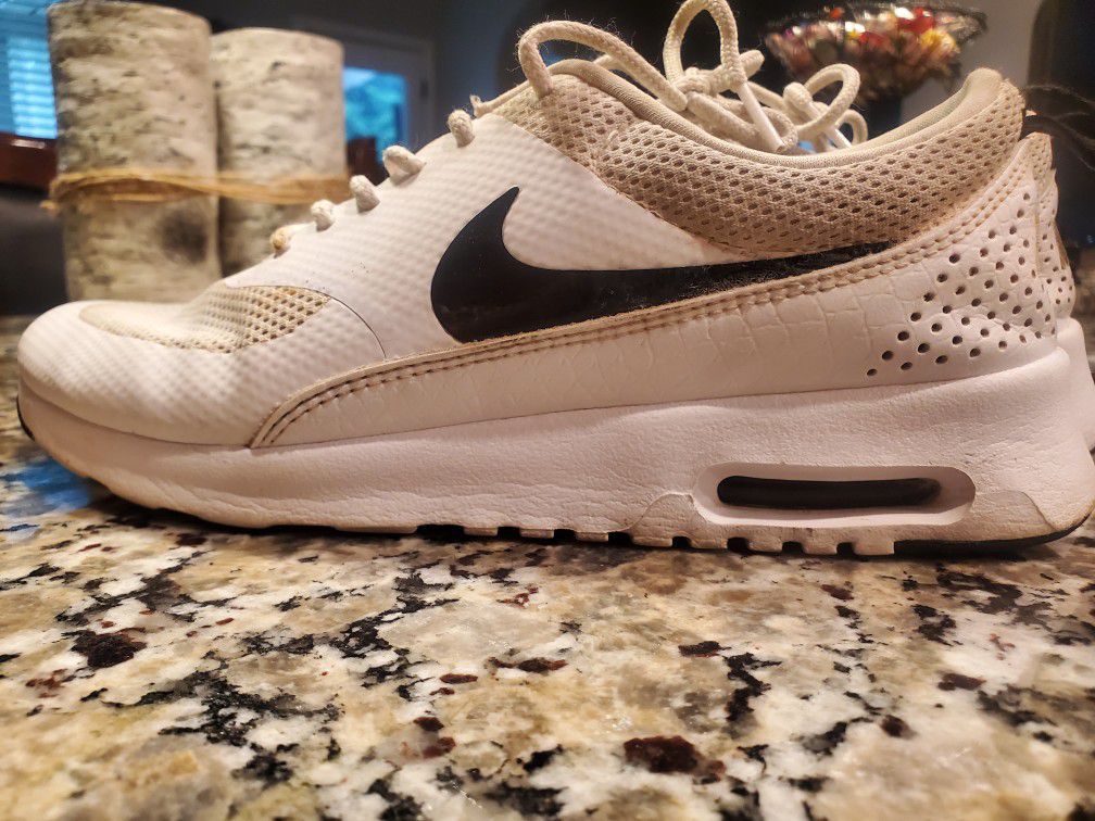 stereoanlæg Hav kapok Nike Air Max Thea Sneakers - Women's Size 9.5 - pre-owned - White/Black for  Sale in Simpsonville, SC - OfferUp