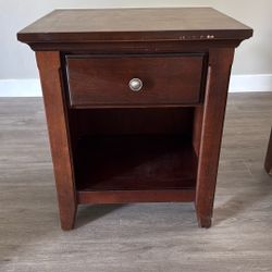 2 Nightstands