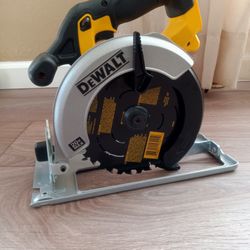 DeWalt 20v 6 1/2 Circular Saw