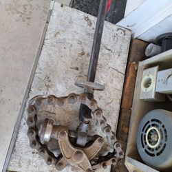 RIGID PIPE THREADERS 1/4"-2.5" AND PIPE CUTTER INCLUDED