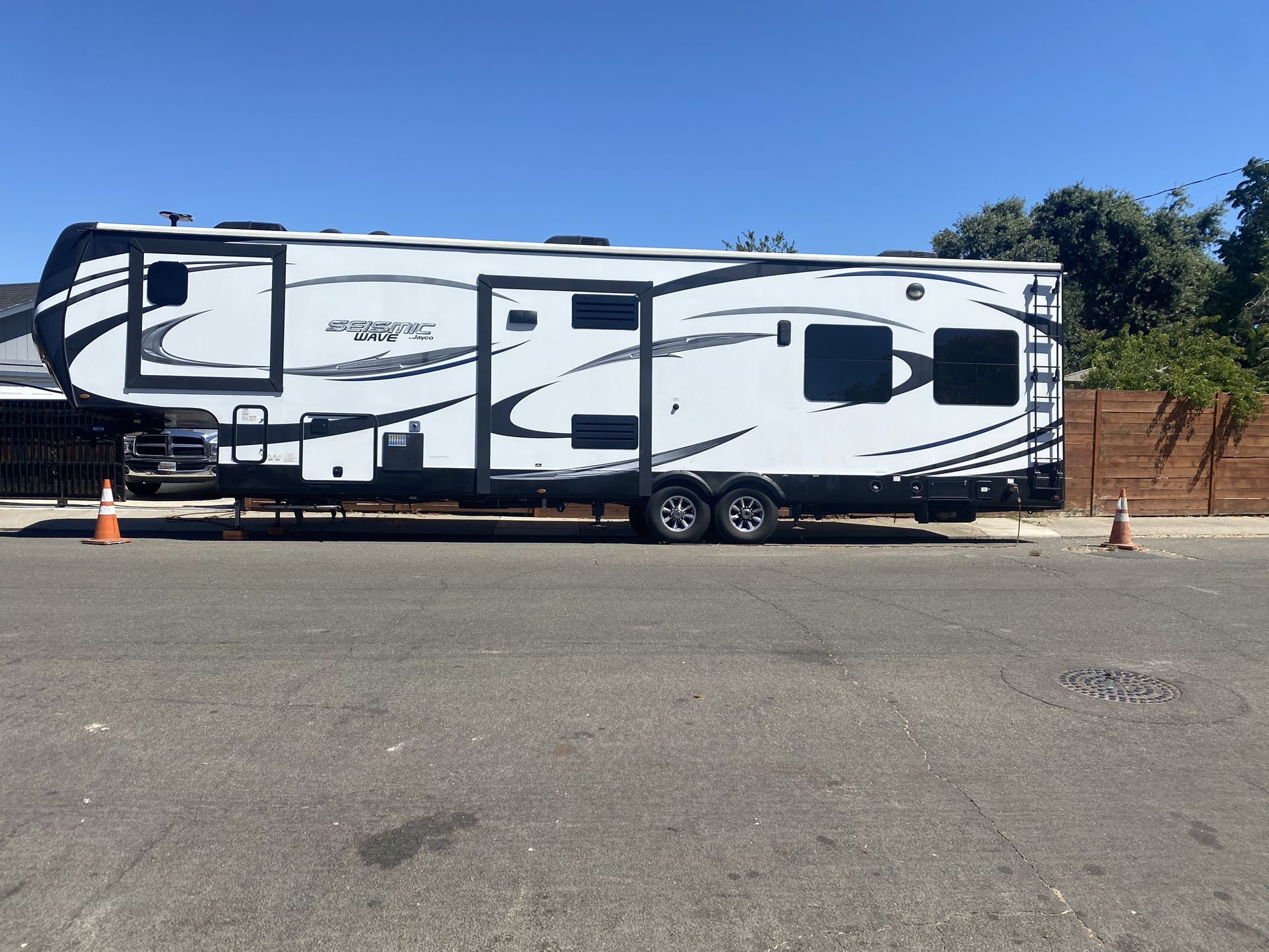 2017   41ft   Toy hauler 