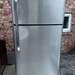 Frigidaire 30 Inch Wide Top Freezer Refrigerator 18 cubic ft (3 MONTHS WARRANTY)