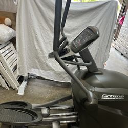 Octane Fitness Elliptical Trainer 