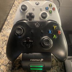Two Xbox One Controllers with Charging station 