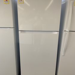 Samsung 17.6-cu ft Top-Freezer Refrigerator with Ice Maker (White) ENERGY STAR. $899.00