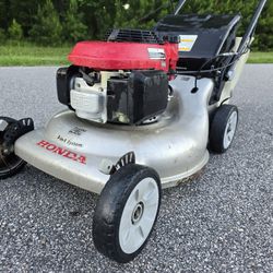 Honda 21"  Twin Blade Self Propelled lawn mower. Great running mower