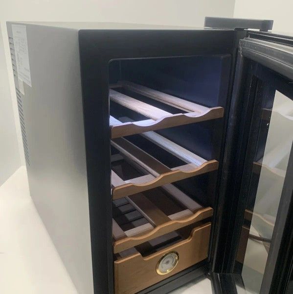 della model bcw 25a humidor for cigars