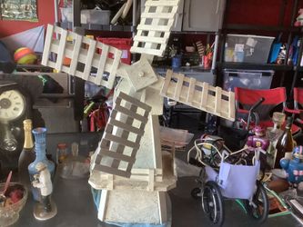 Beautiful wooden windmill, can be used outside but we only had indoors, about 34” tall from bottom to tip of blade Plainfield, Illinois