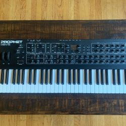 Dave Smith Instruments Prophet Rev2