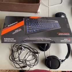 Wireless Gamin Keyboard And Head Set. Perfect Condition.