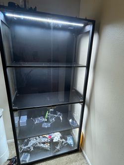 Glass display case Detolf