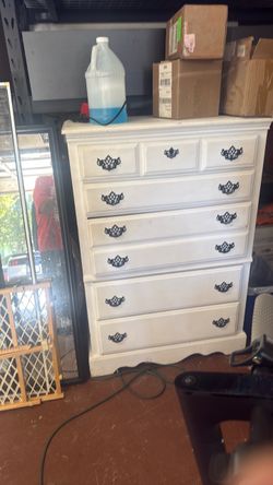 Five drawer chest dresser