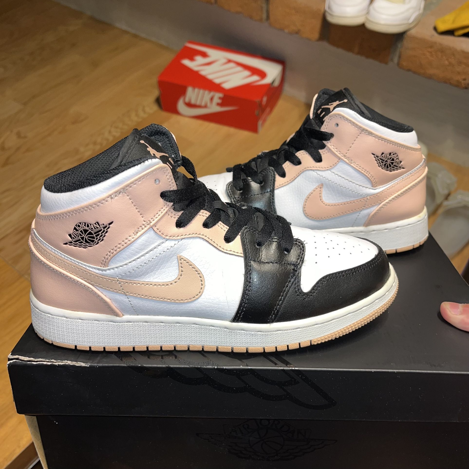 Jordan 1 Mid Arctic Orange Black Toe/ Crimson Tint Women’s Size 8 Men’s Size 6.5