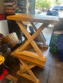 Set of 2 end tables
