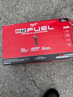 Milwaukee M12 FUEL 12V Li-Ion Brushless Cordless Stubby 3/8 in. Impact Wrench Kit w/(1) 5.0 Ah High Output Battery