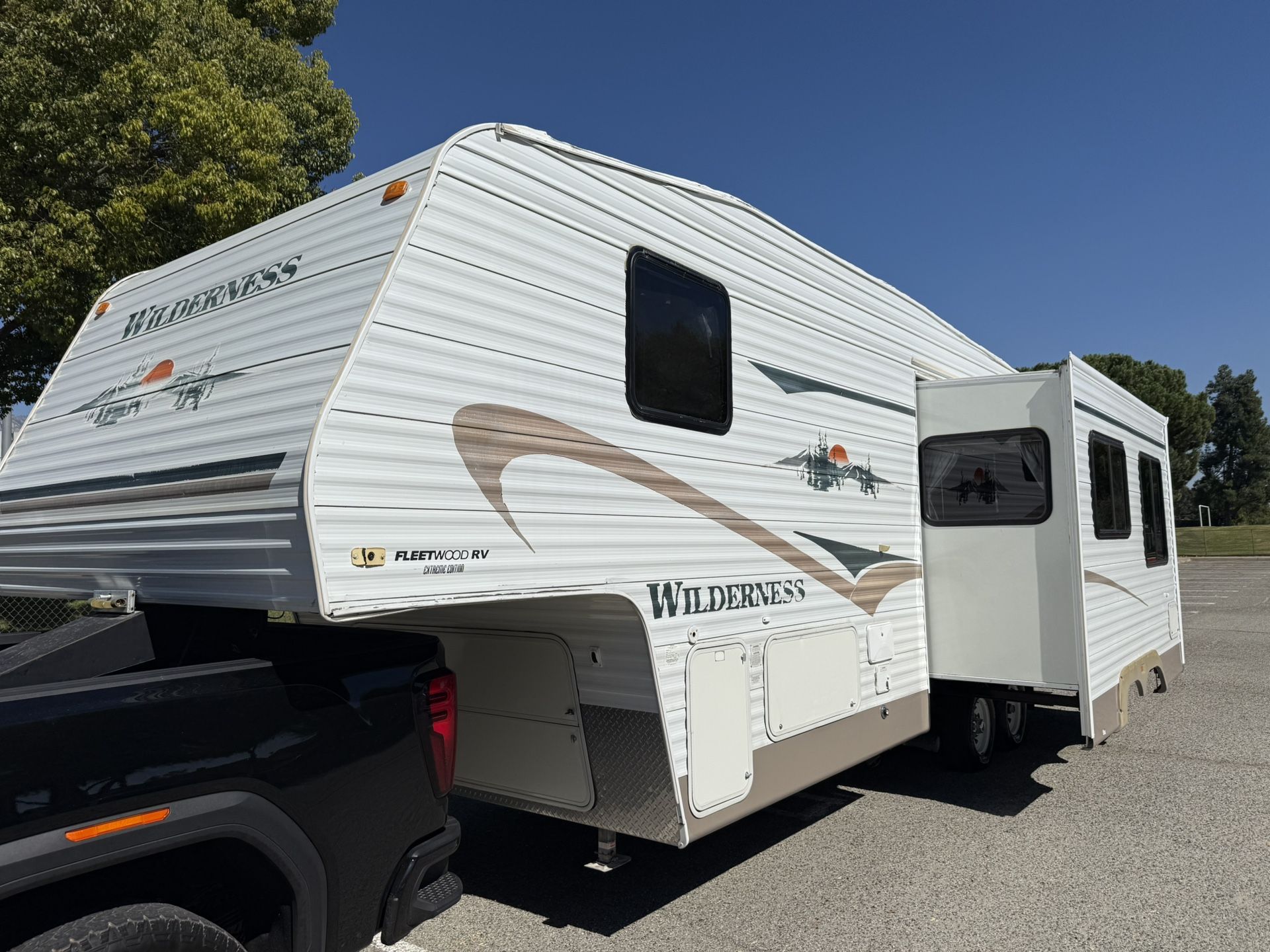 2004 Wilderness 30 Ft. 5th Wheel W/ Super Slide & Bunks