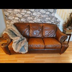 Lovely Heirloom Sofa W/brass Nailhead Studding 