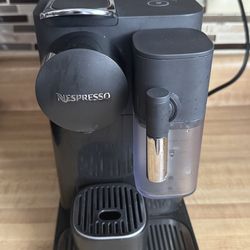 Nespresso Lattissima One Coffee Maker and Espresso Machine by DeLonghi EN510B(cash & pick up only)