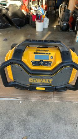 DEWALT Radio Kit: Radio Kit, 20V MAX*/FLEXVOLT®, AM/FM/Auxiliary/Bluetooth®/USB, USB, 20V DC/60V DC