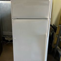 MAYTAG TOP FREEZER REFRIGERATOR 18 CU FT 
