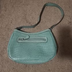 Liz claiborne vintage green shoulder bag featuring a crocodile-embossed pattern.