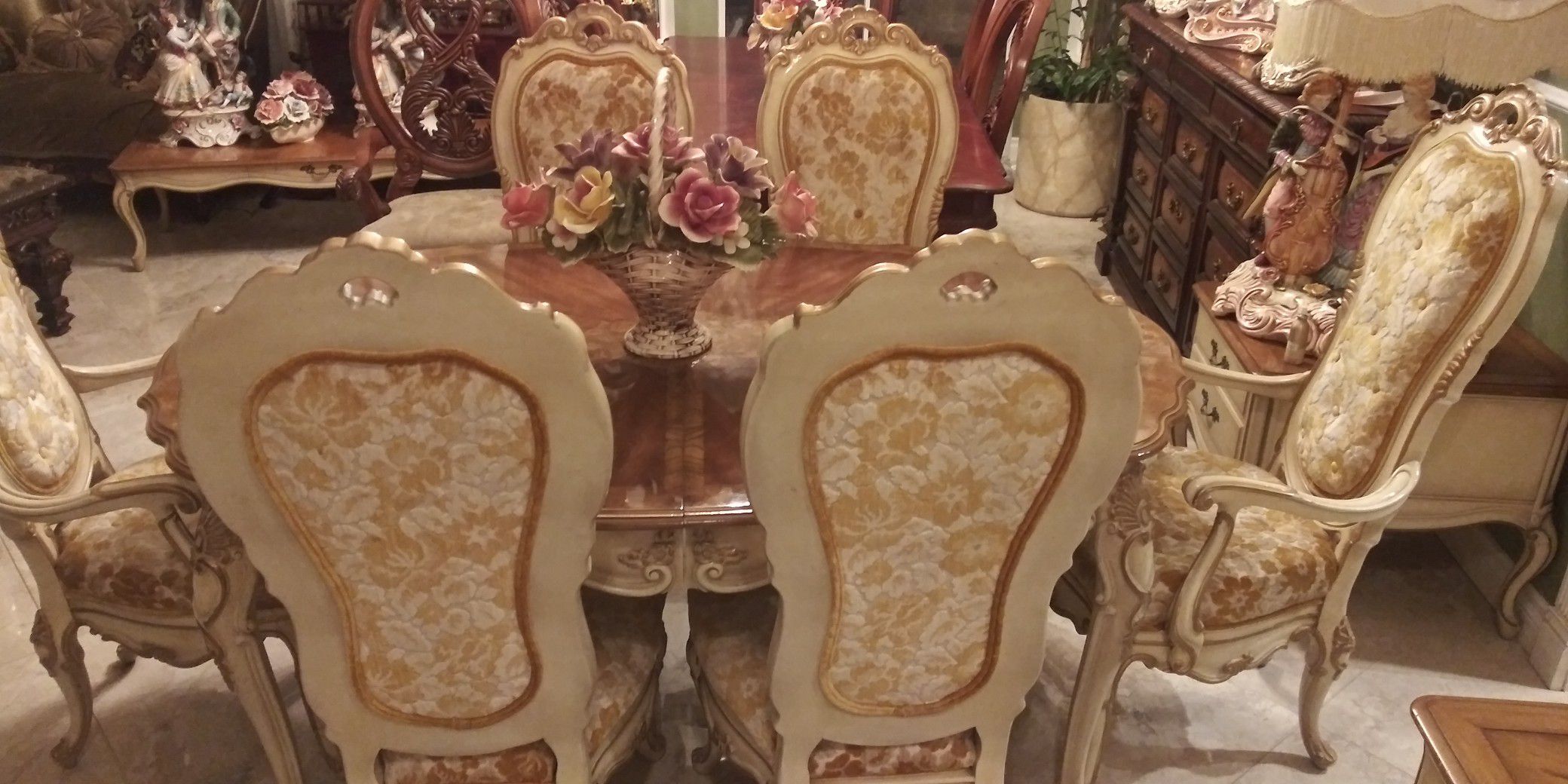 Beautiful antique dinner table with 6 chairs