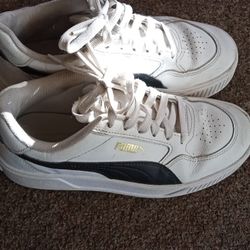 Girls Puma Shoes Clean Size 4.5$27.00 