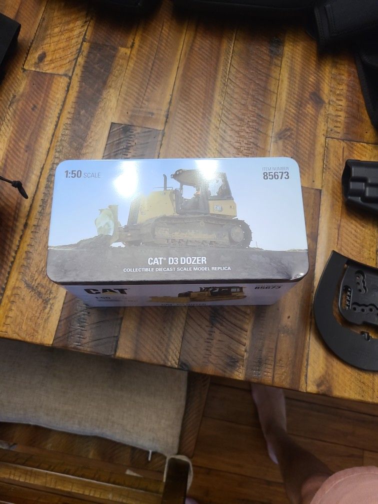 1:50 Scale CAT D3 DOZER Collectible