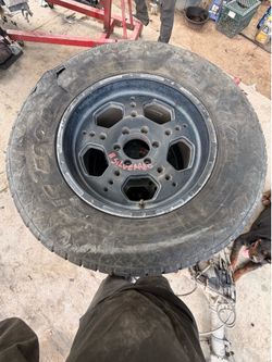 2011 Chevrolet Silverado 18 inch wheels with tire