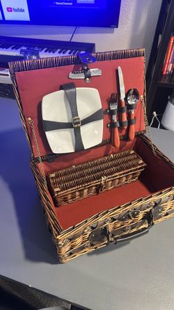 Wicker Picnic Basket Set with Utensils and Plates