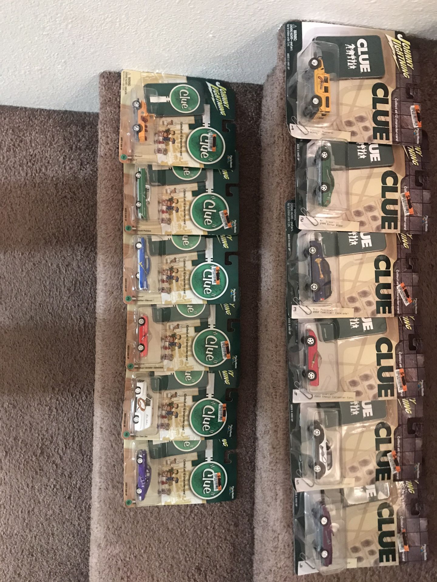 2004-(Clue w/ game cards) 13 Johnny Lightening 1:64 cars