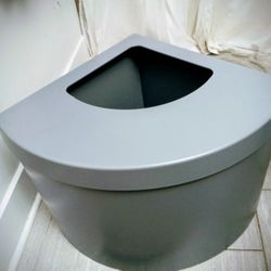 Kitangle Corner Kitty Litter Box W/Liner Brand New!