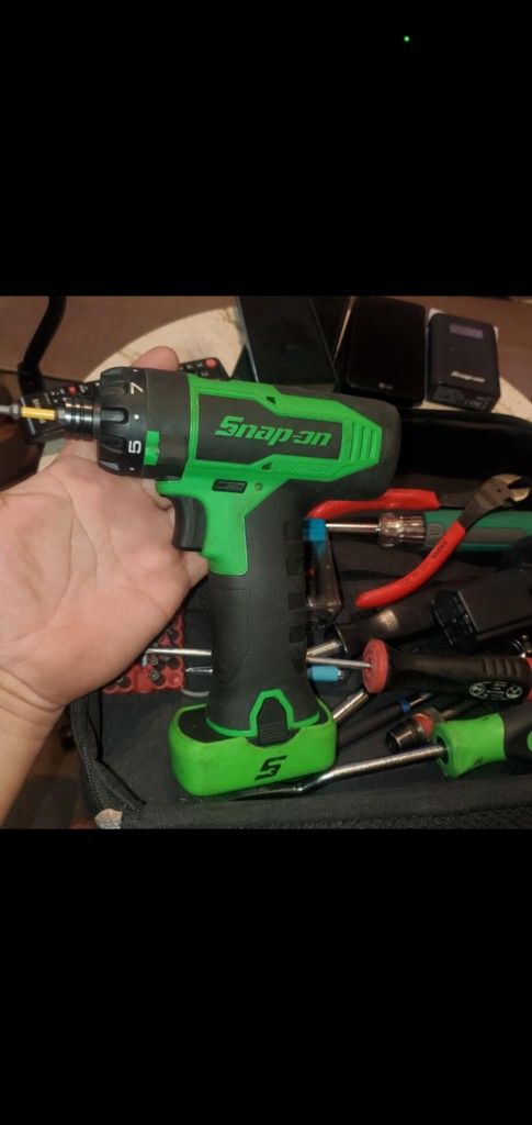 Snap-On usa tools 14.4volt 1/4in brusless screwdriver With 2.5 Ah Battery ) 🔸️Like—New🔸️