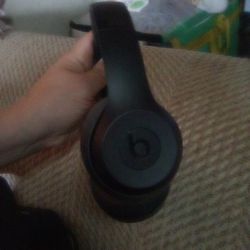 BEATS BY DRE IN BLACK NO FLAWS PERFECT COMES WITH CHARGER CORD THESE ARE BLUETOOTH 