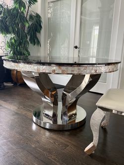 Elegant round dining table