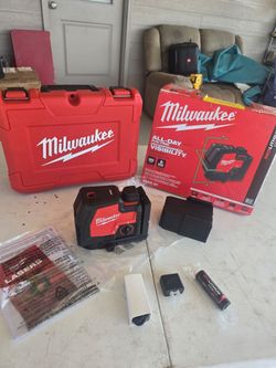 🔥$270 PRICE IS FIRM🔥 Milwaukee
Green Cross Line and Plumb Points Rechargeable Laser Level with REDLITHIUM USB Battery, Charger & Hard Case.