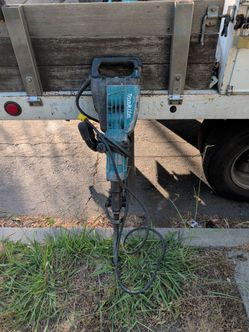 Makita 60 lb jackhammer very good condition very strong with tip