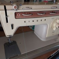 SINGER PORTABLE VINTAGE SAWING MACHINE GOOD CONDITION COVER IS A LITTLE CRACKWD BUT CLOSES GOOD, PLEASE CHECK ALL PICTURES 