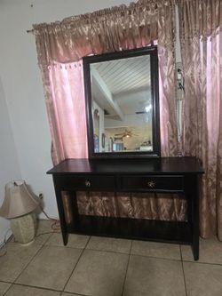 Large entry table with mirror